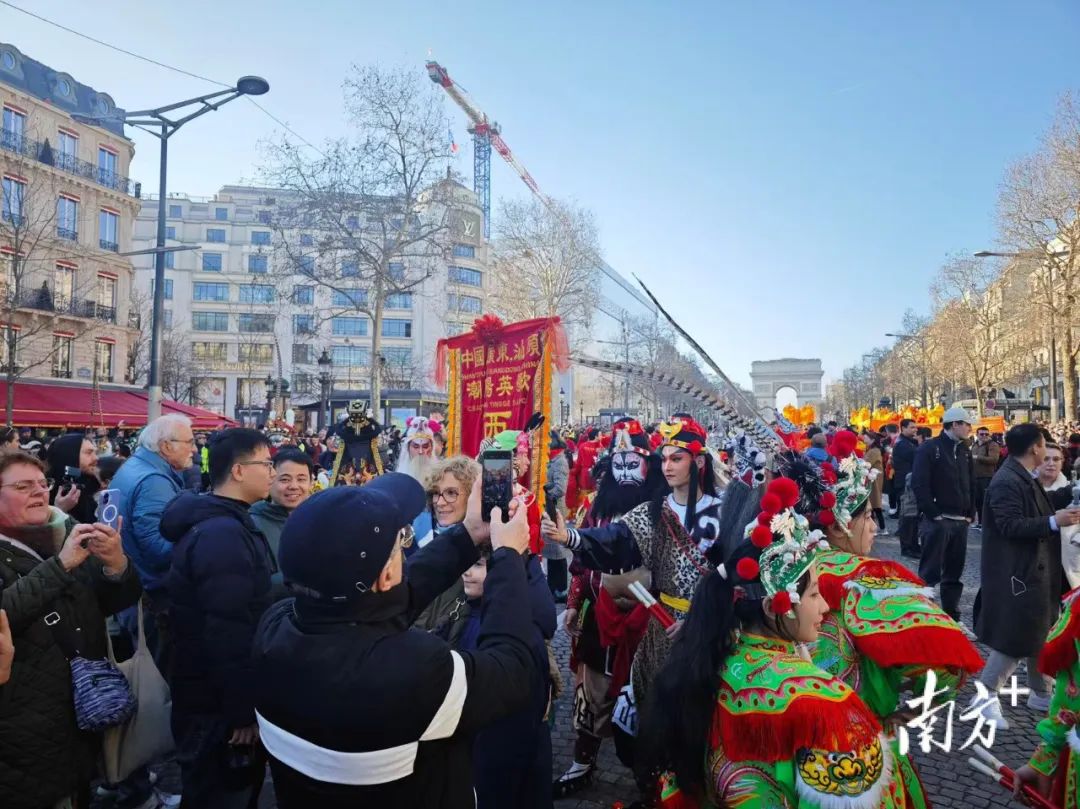 老外专场舞蹈_外籍歌舞_英歌舞让老外“入戏太深”