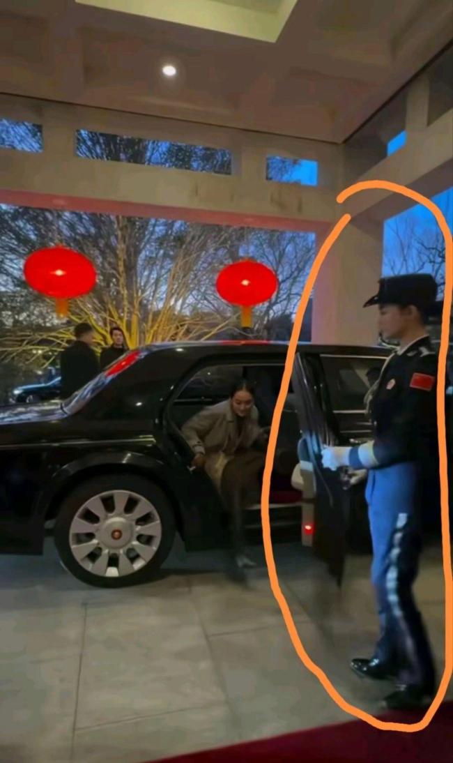 中国女保镖贴身保护泰国总理 飒爽英姿引关注