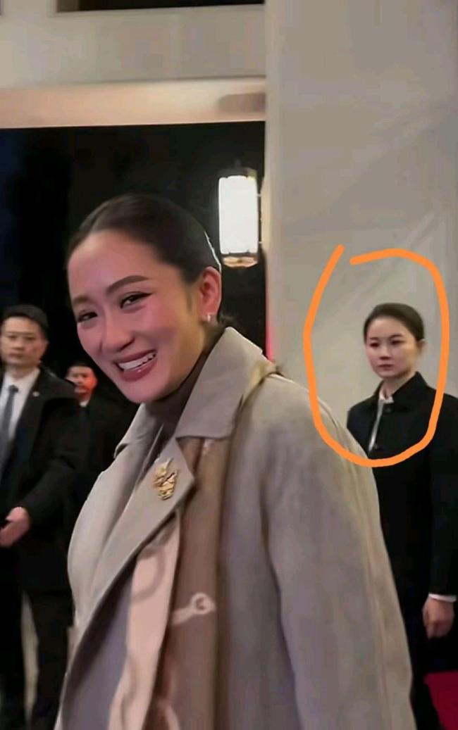 中国女保镖贴身保护泰国总理 飒爽英姿引关注