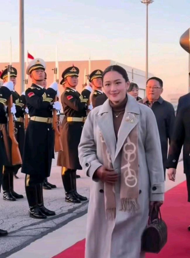 中国女保镖贴身保护泰国总理