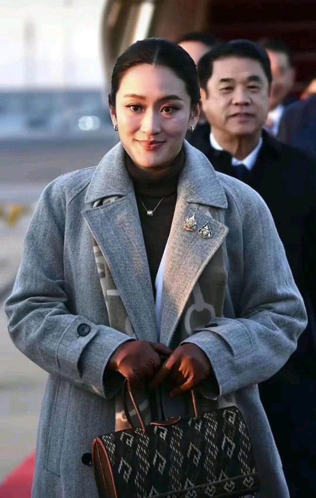 中国女保镖贴身保护泰国总理 飒爽英姿引关注