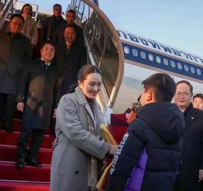 中国女保镖贴身保护泰国总理 飒爽英姿引关注