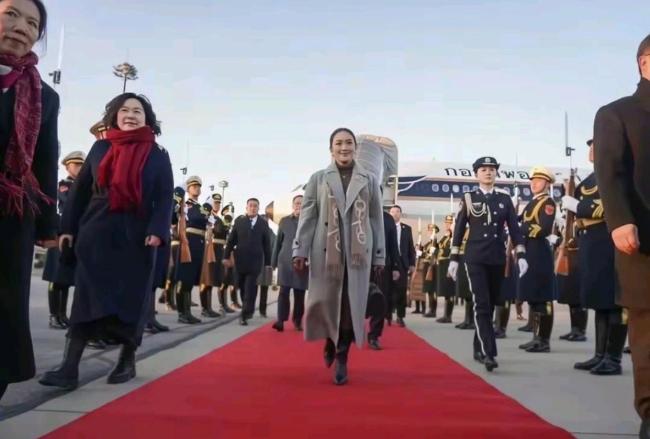 中国女保镖贴身保护泰国总理 飒爽英姿引关注