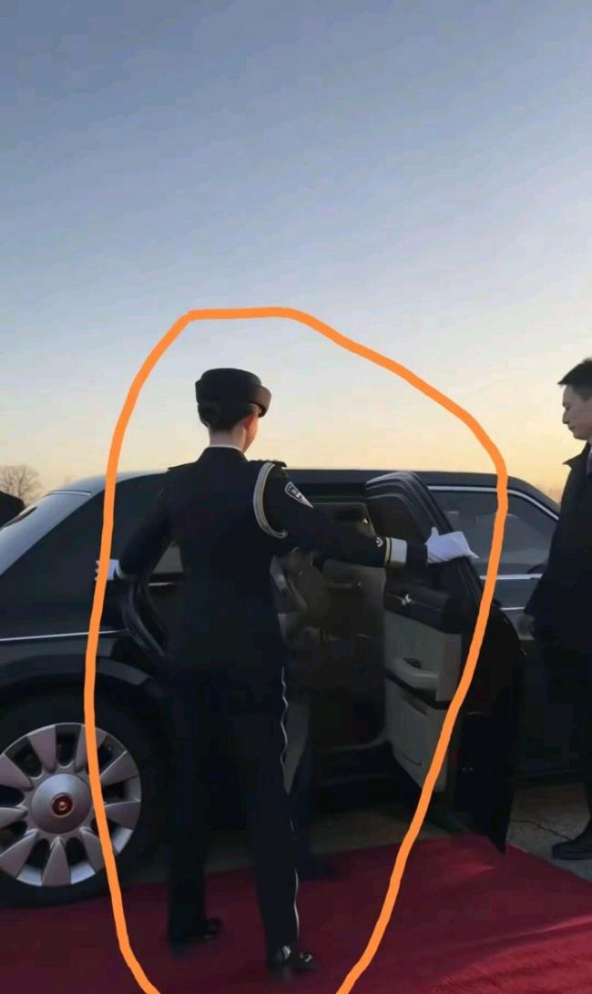 中国女保镖贴身保护泰国总理 飒爽英姿引关注