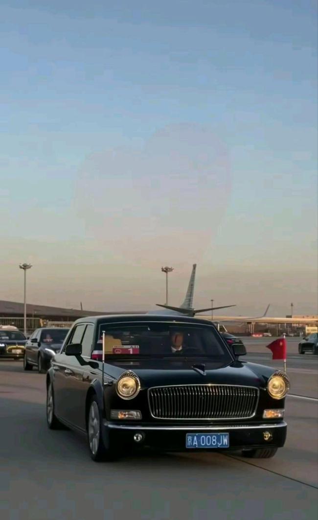 中国女保镖贴身保护泰国总理 飒爽英姿引关注