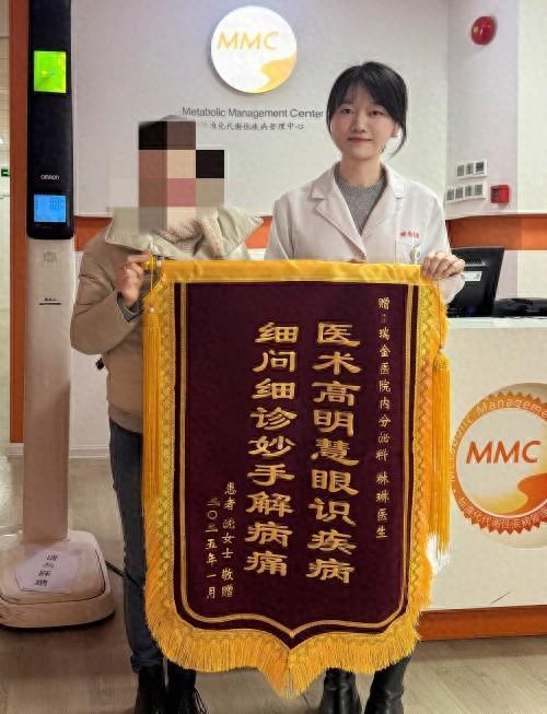 女儿陪妈妈看病被医生看出脑瘤