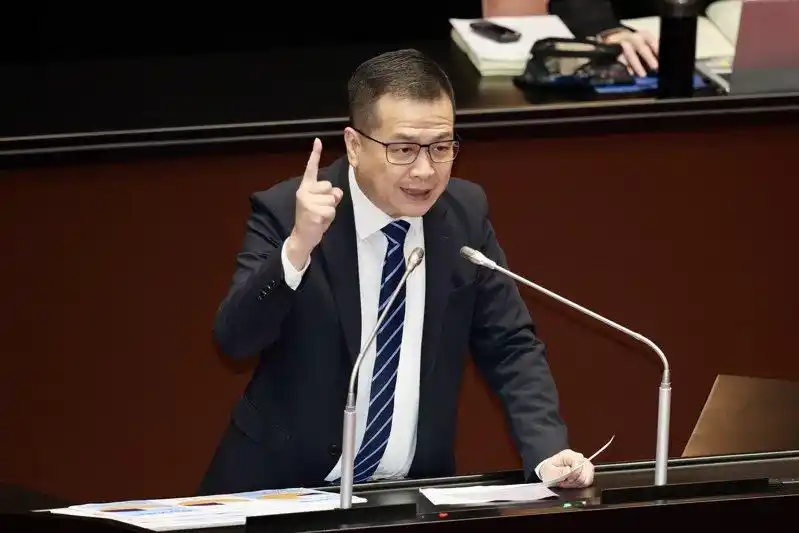 “丧尸烟弹”侵袭台湾校园_丧尸电影学校被感染了_丧尸入侵学校