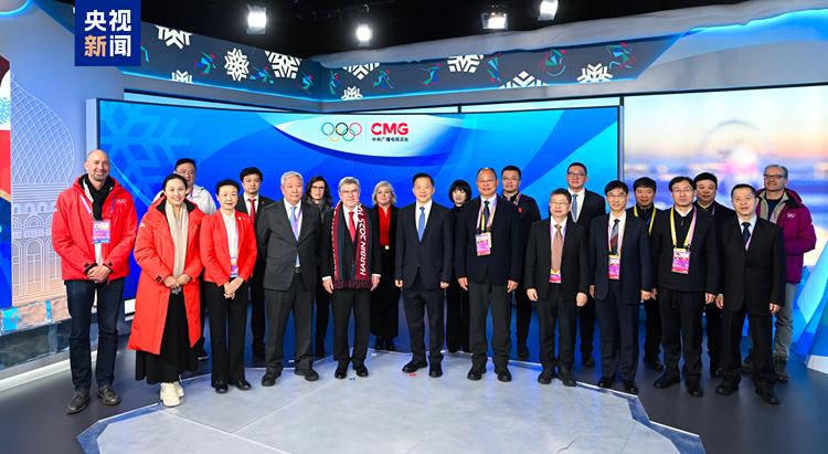 授牌!国际奥委会主席巴赫为总台2026年米兰冬奥会国际公用信号制作团队颁发制播牌证