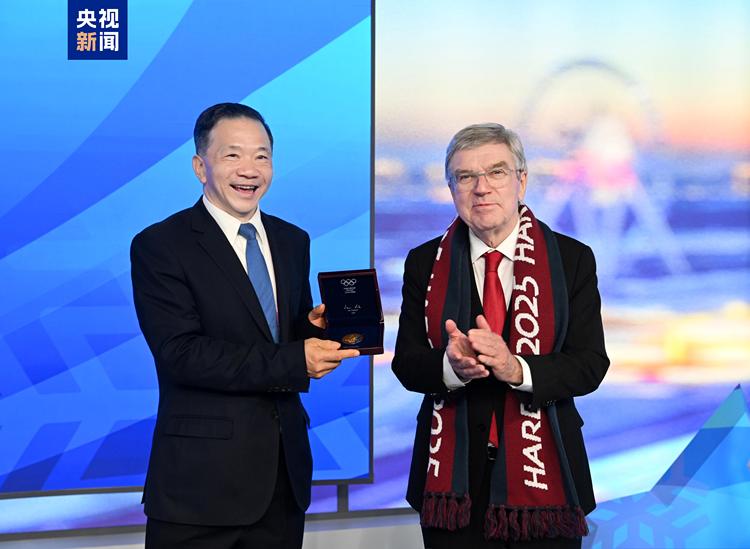 授牌!国际奥委会主席巴赫为总台2026年米兰冬奥会国际公用信号制作团队颁发制播牌证