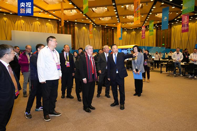 授牌!国际奥委会主席巴赫为总台2026年米兰冬奥会国际公用信号制作团队颁发制播牌证