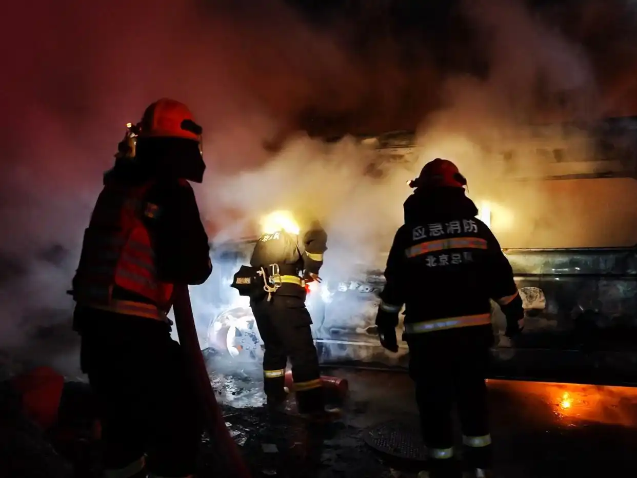 消防员灭火后战斗服“站”了起来_消防员的灭火战斗服_消防员灭火服装