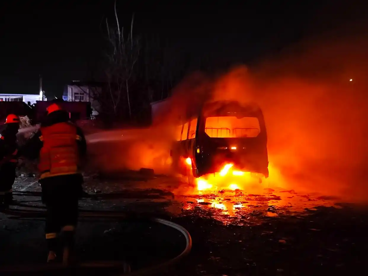 消防员灭火服装_消防员的灭火战斗服_消防员灭火后战斗服“站”了起来