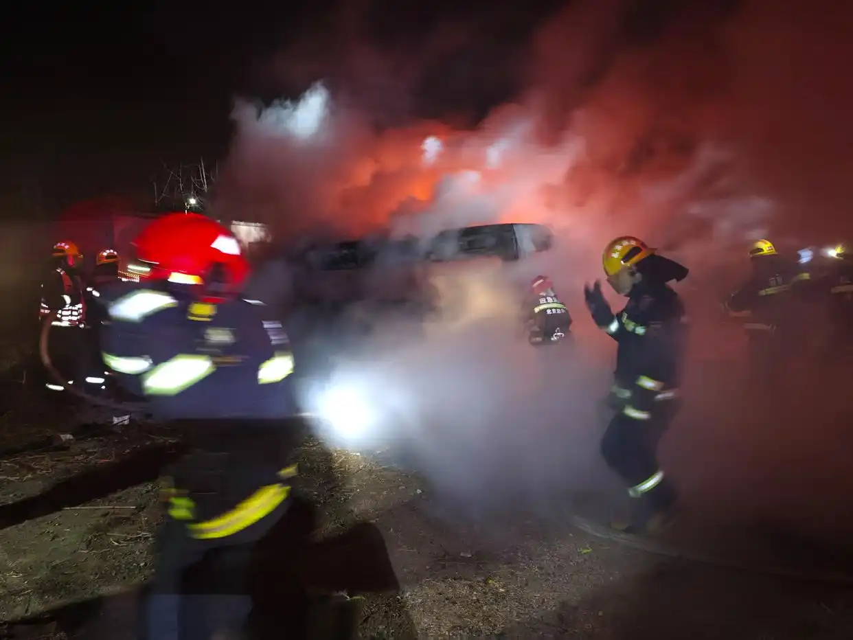 消防员灭火后战斗服“站”了起来_消防员的灭火战斗服_消防员灭火服装