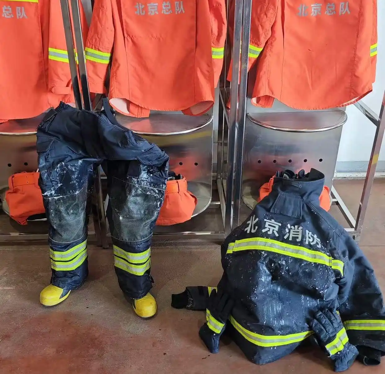 消防员的灭火战斗服_消防员灭火后战斗服“站”了起来_消防员灭火服装