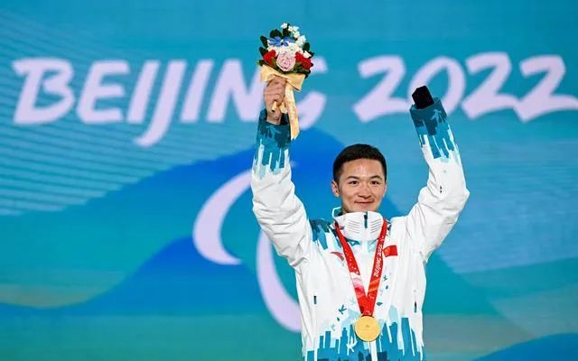 升起五星三面红旗是什么歌_升起五星三面红旗的句子_三面五星红旗同时升起