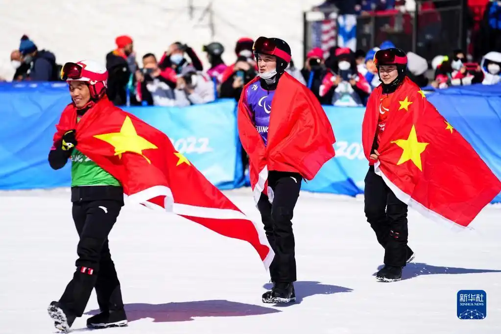 三面五星红旗同时升起_升起三面国旗_升起五星三面红旗的原因