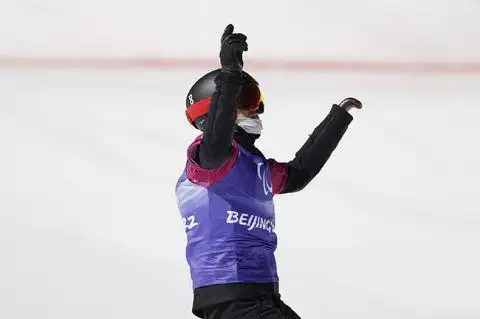 升起四面五星红旗_升起五星三面红旗的原因_三面五星红旗同时升起