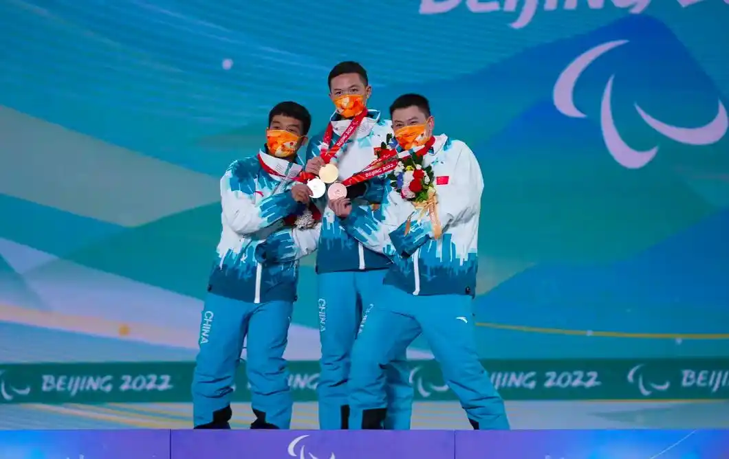 升起五星三面红旗的句子_升起五星三面红旗是什么歌_三面五星红旗同时升起