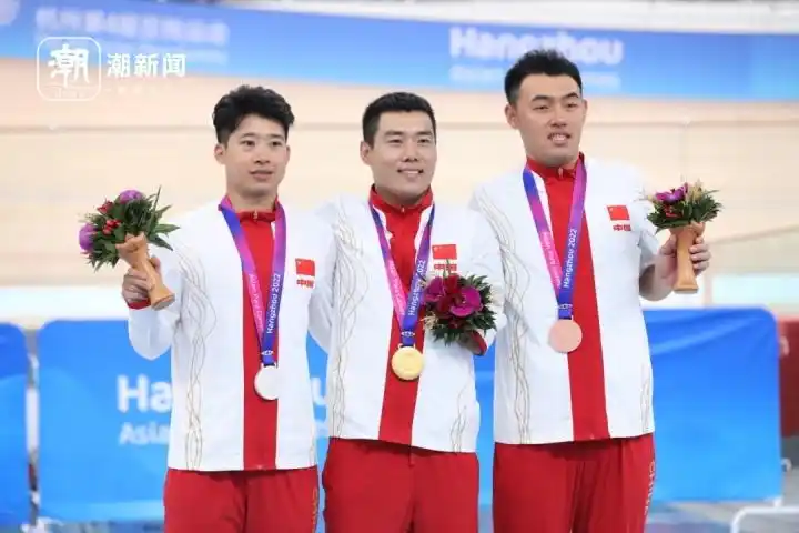 升起四面五星红旗_升起三面国旗_三面五星红旗同时升起