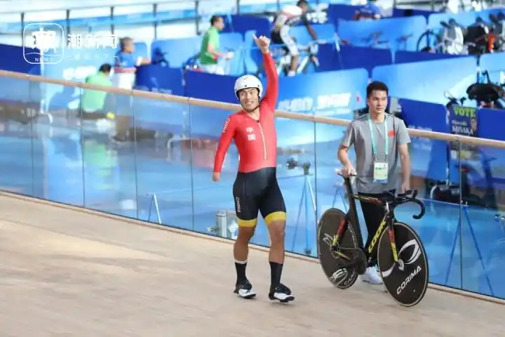 升起四面五星红旗_升起三面国旗_三面五星红旗同时升起