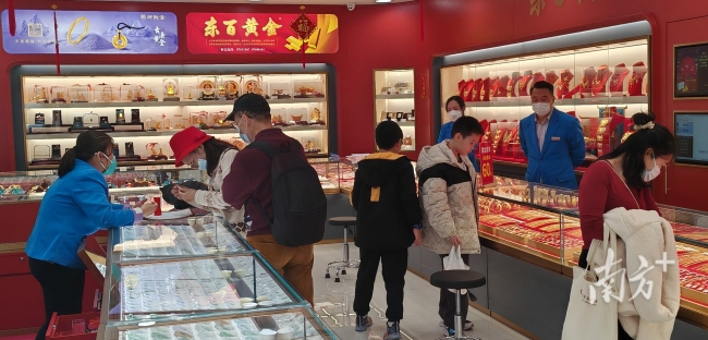 金价疯涨 逼近870元每克 黄金市场购销两旺