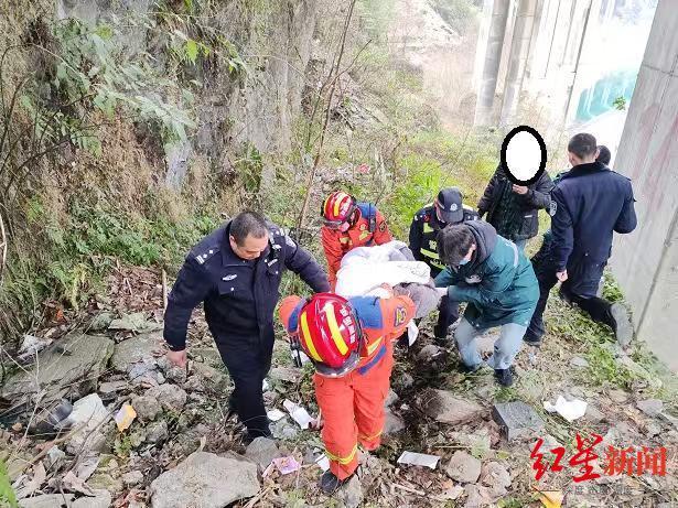 一家3口遇堵车 丈夫下车后离奇失踪 高速路桥下获救