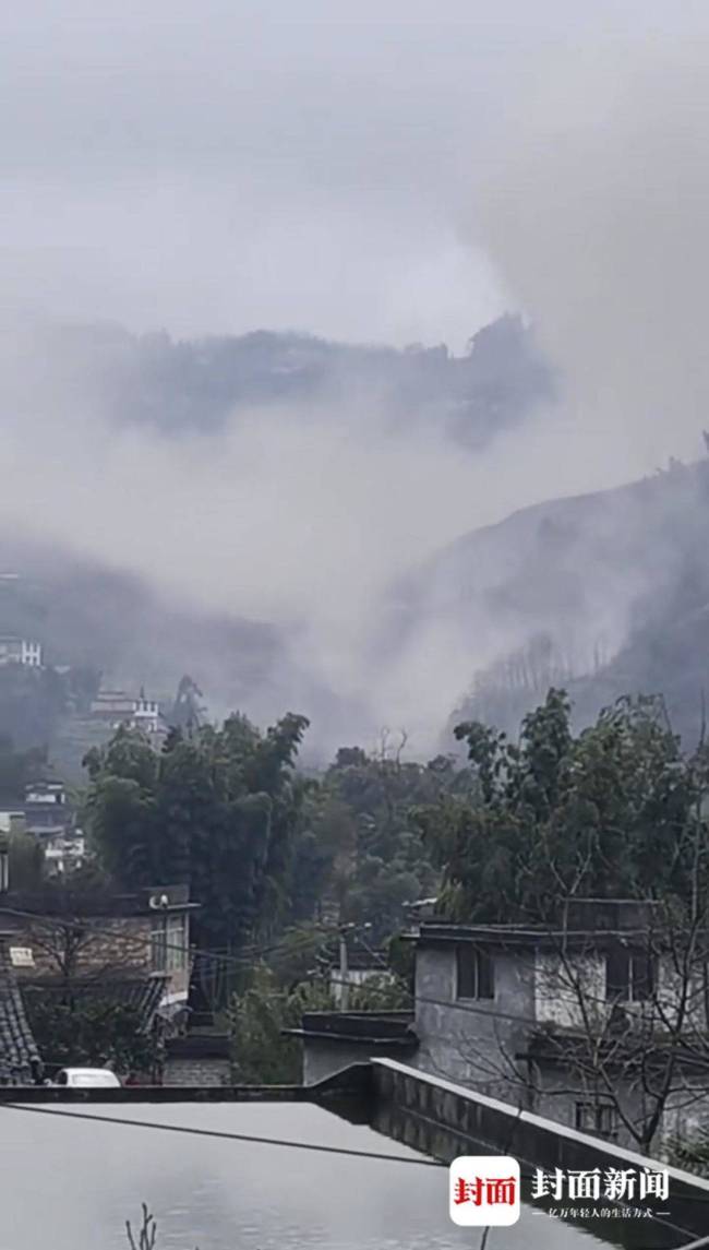 村民尝试搬巨石救人被划伤流血