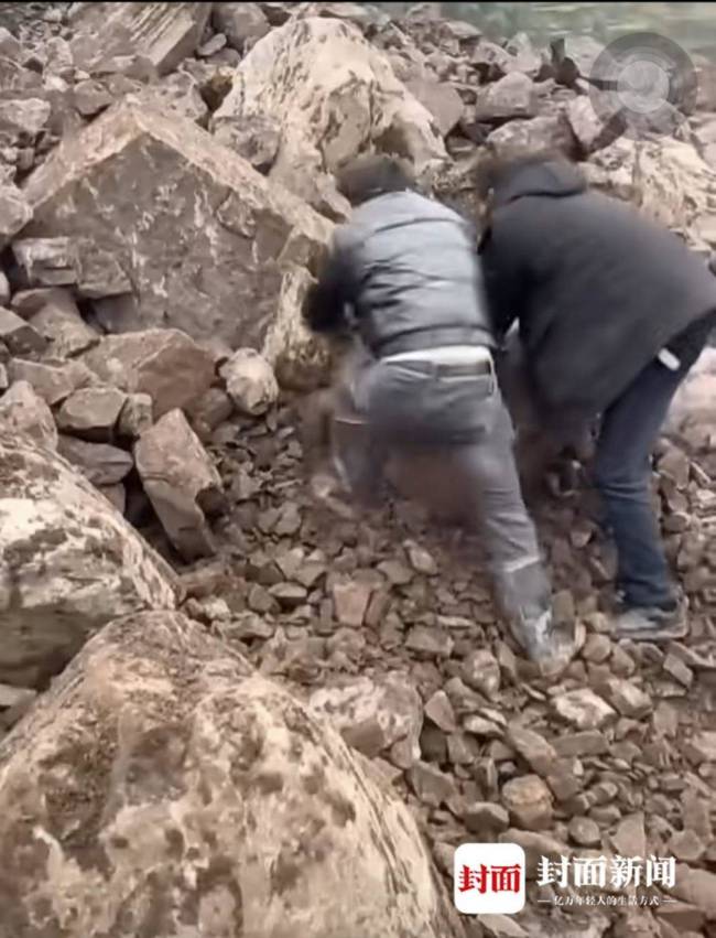 村民尝试搬巨石救人被划伤流血 徒手救援展现人间大爱