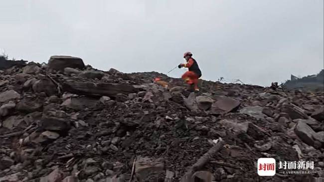 村民尝试搬巨石救人被划伤流血 徒手救援展现人间大爱