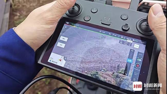 村民尝试搬巨石救人被划伤流血 徒手救援展现人间大爱