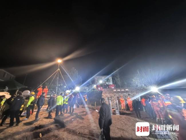 村民尝试搬巨石救人被划伤流血 徒手救援展现人间大爱