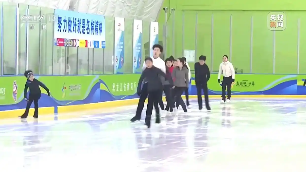 冰雪世界助力冬奥手抄报_冰雪助力冬奥_亚冬会助力冰雪“热”