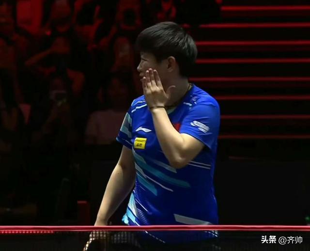 刘国梁给孙颖莎颁发冠军奖杯 莎莎再添荣誉