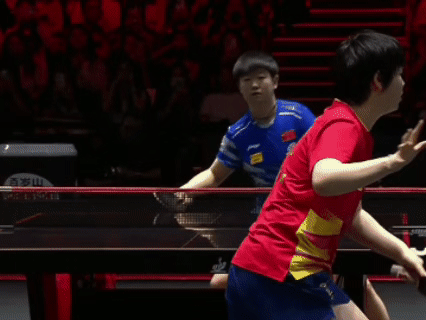 刘国梁给孙颖莎颁发冠军奖杯 莎莎再添荣誉