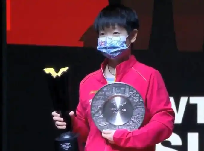 刘国梁观看孙颖莎比赛视频_刘国梁给孙颖莎颁发冠军奖杯_刘国梁赞孙颖莎