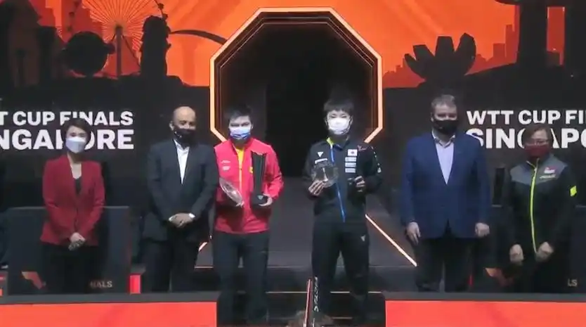 刘国梁赞孙颖莎_刘国梁给孙颖莎颁发冠军奖杯_刘国梁观看孙颖莎比赛视频