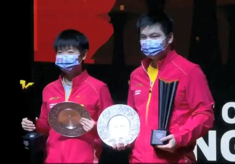 刘国梁赞孙颖莎_刘国梁给孙颖莎颁发冠军奖杯_刘国梁观看孙颖莎比赛视频