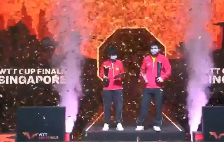 刘国梁赞孙颖莎_刘国梁观看孙颖莎比赛视频_刘国梁给孙颖莎颁发冠军奖杯