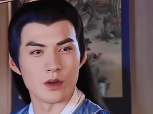 严屹宽假胡子造型看起来心眼好多