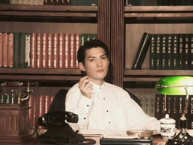 严屹宽假胡子造型看起来心眼好多 重塑东方美学典范