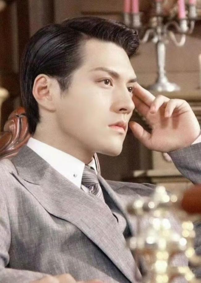 严屹宽假胡子造型看起来心眼好多 重塑东方美学典范