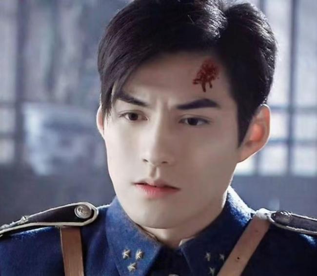 严屹宽假胡子造型看起来心眼好多 重塑东方美学典范