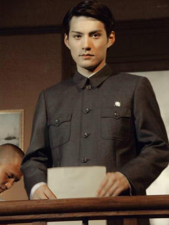 严屹宽假胡子造型看起来心眼好多 重塑东方美学典范