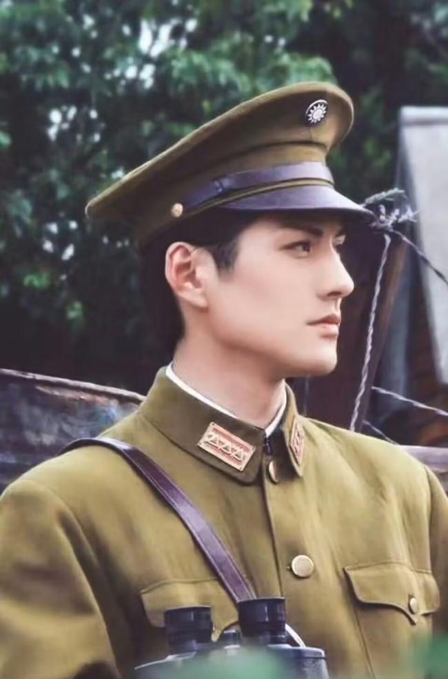 严屹宽假胡子造型看起来心眼好多 重塑东方美学典范