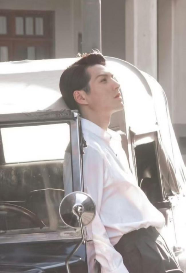 严屹宽假胡子造型看起来心眼好多 重塑东方美学典范