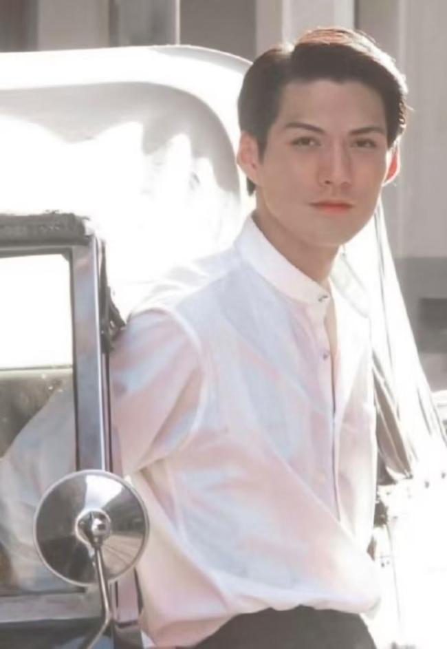 严屹宽假胡子造型看起来心眼好多 重塑东方美学典范