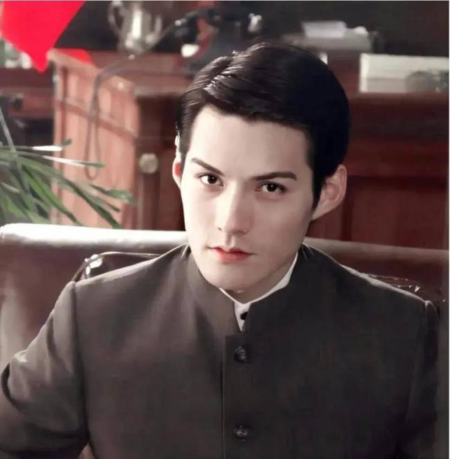 严屹宽假胡子造型看起来心眼好多 重塑东方美学典范