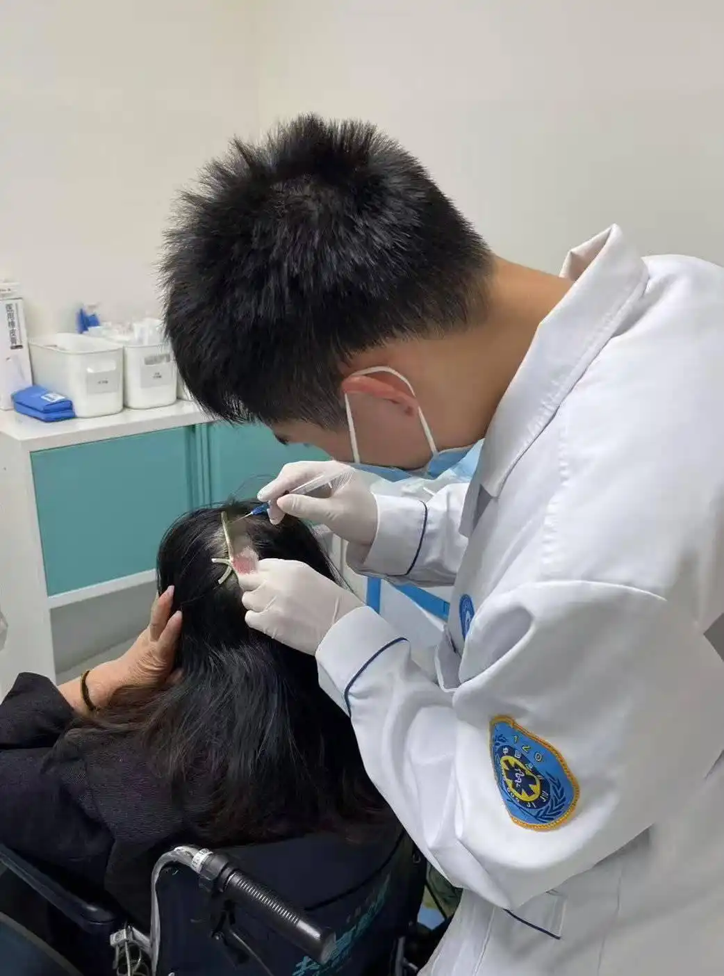 六旬老人被车撞倒 鲨鱼夹扎进后脑勺_老人撞到后脑勺什么症状要注意_老人撞倒后脑勺怎么办