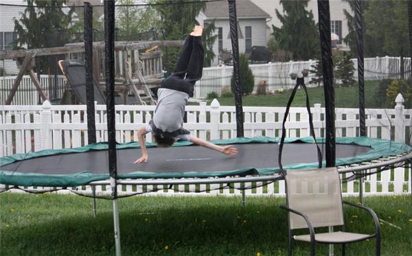 海绵池蹦极_蹦床海绵池受伤_男子玩蹦床跳进海绵池摔成9级伤残