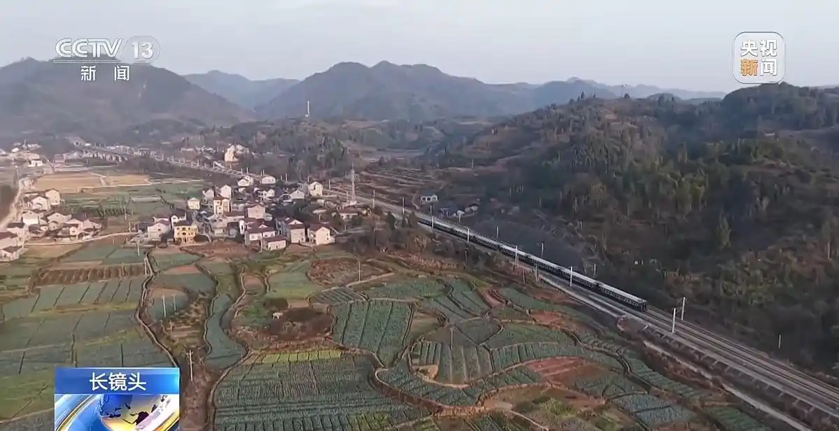 慢火车旅行又来了_“慢火车”驶出“幸福路”_慢火车开出致富路